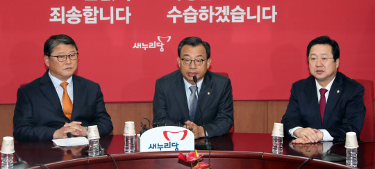 <YONHAP PHOTO-1522> 새누리당 최고위, '공개 발언 없이'      (서울=연합뉴스) 배재만 기자 = 새누리당 이정현 대표가 5일 오전 서울 여의도 당사에서 열린 최고위원회의에서 비공개 전환을 밝히고 있다. 이날 회의는 공개발언 없이 진행됐다. 2016.12.5      scoop@yna.co.kr/2016-12-05 09:21:59/<저작권자 ⓒ 1980-2016 ㈜연합뉴스. 무단 전재 재배포 금지.>